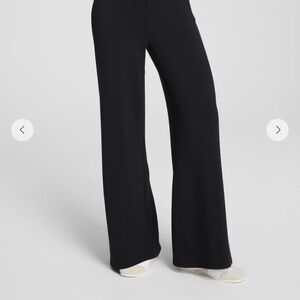 SPANX Air essentials Wide-Leg Pants
Storm color— dark grey